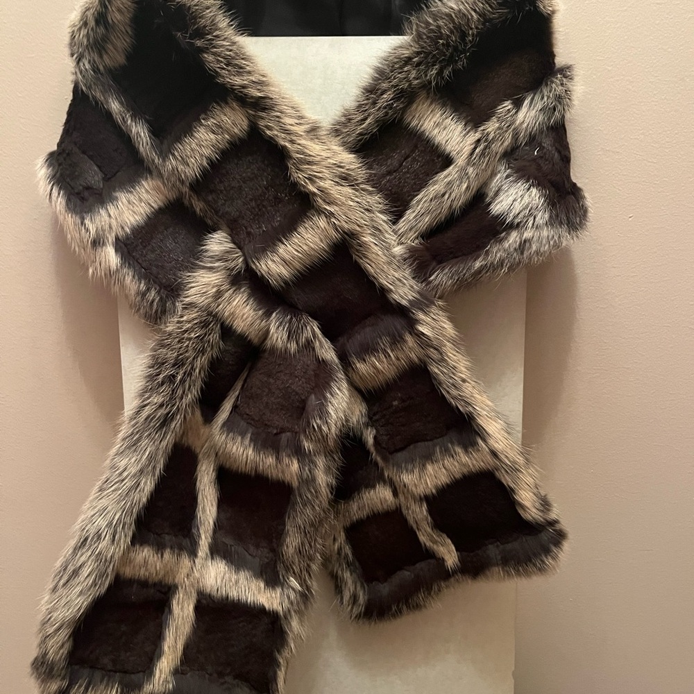 Fur scarf for ladies. Can wear multiple ways 
In great condition.